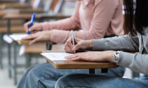 Recreación alumnos rindiendo la PAES