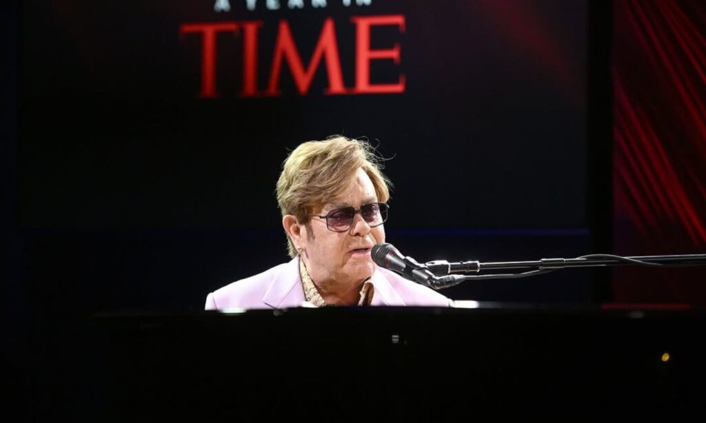 Elton John tocando para Time