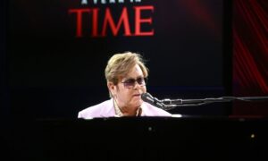 Elton John tocando para Time