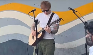 Ed Sheeran tocando en las calles de India