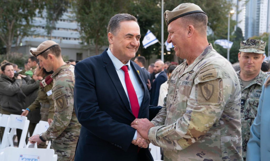 Ministro de Defensa de Israel junto a militar estadounidense.