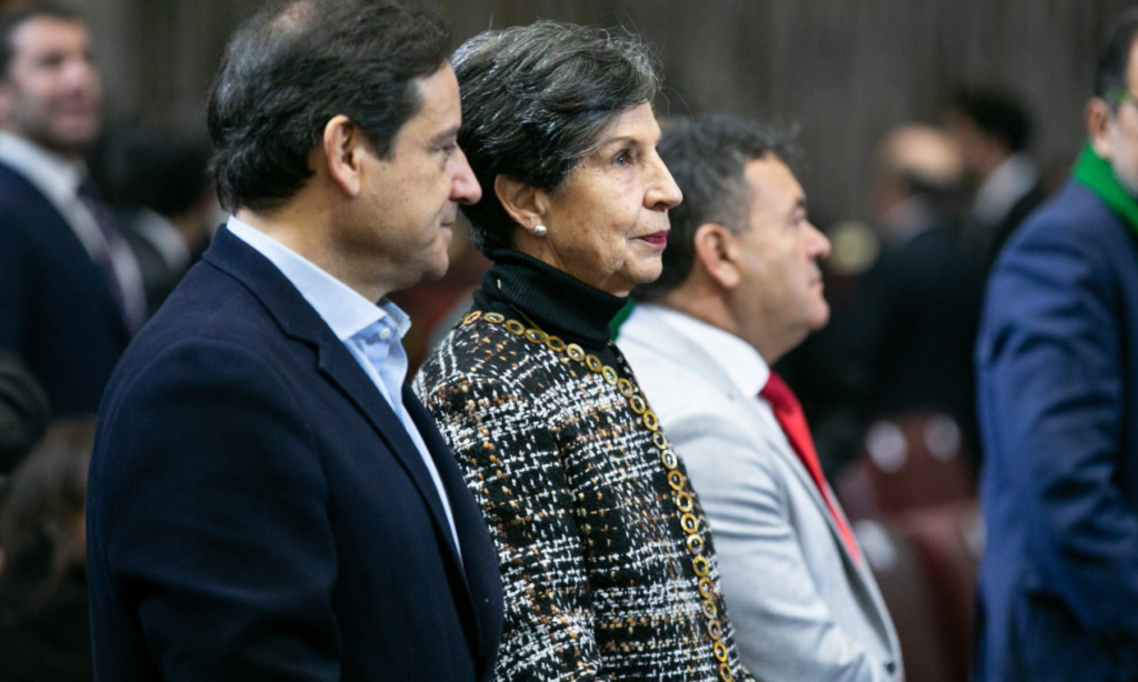 Destituyen a senadora Isabel Allende
